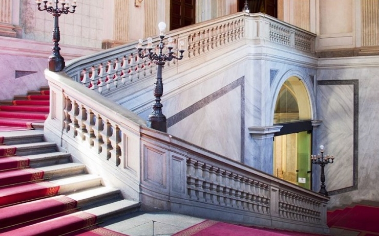 escaliers en marbre dans un musée de milan