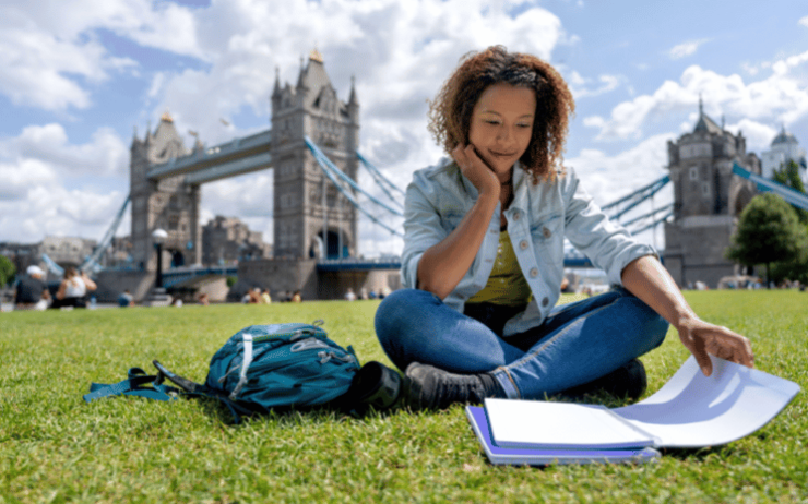 Une étudiante française cherchant comment financer ses études au Royaume-Uni