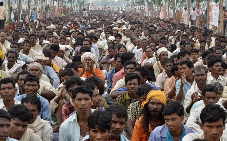 une foule d'hommes en Inde