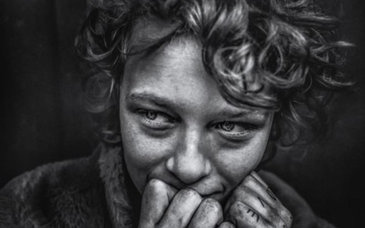 portrait photo d'une jeune femme en noir et blanc