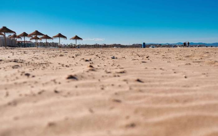 une plage avec du sable dans la Communauté valencienne