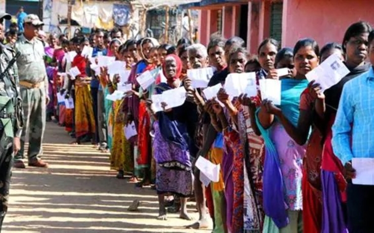 Des Indiens faisant la queue pour aller voter