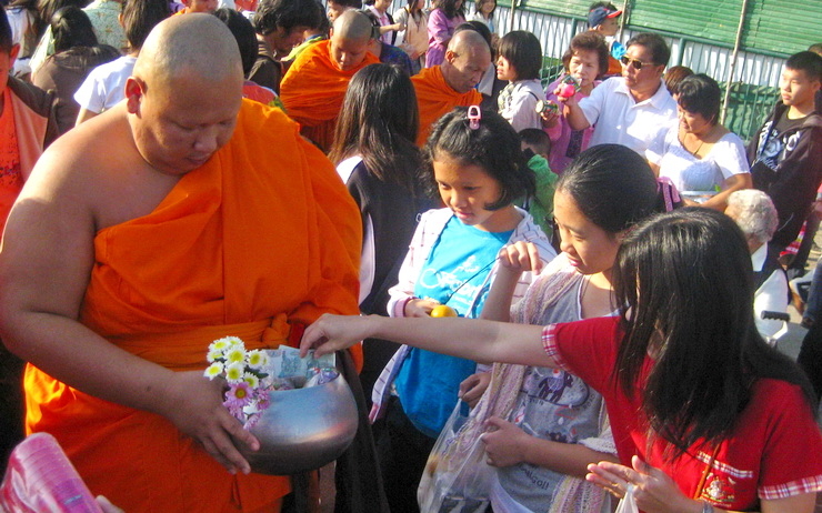 Defile de moines bouddhistes pour l'aumone en Thailande