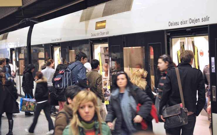 des personnes sans masque dans les transports publics en Espagne