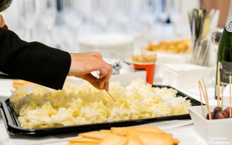 Une personne en train de déguster des fromages chez J'achète en Espagne lors des mascletàs 2023