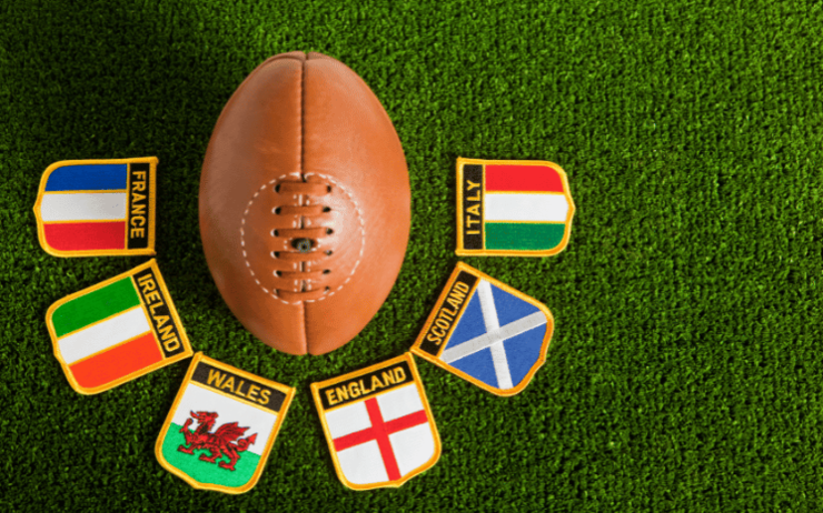 Un ballon de rugby entouré des fanions de la France, de l'Italie, de l'Angleterre, de l'Irlande, de l'Ecosse et du Pays de Galles pour le Tournoi des Six Nations