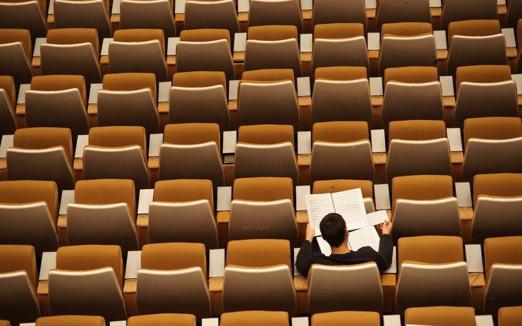 Etudiant seul dans un auditorium
