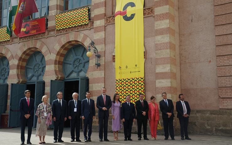 Photo officielle, devant le Teatro Falla, des participants à l'inauguration du Congrès de la langue espagnole, en présence du roi et de la reine d'Espagne, du président de la Junta, du ministre des Affaires étrangères et du maire de Cadix.