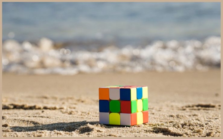 Rubic's Cube posé sur une plage
