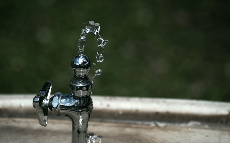 eau potable sortant d'un robinet