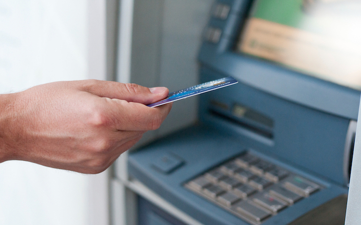 insertion manuelle de la carte dans machine bancaire pour retirer argent homme-affaires main met-carte-credit-dans-atm