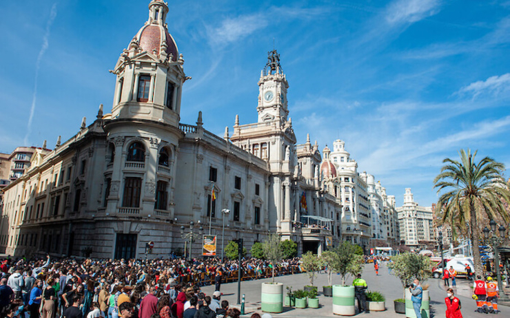 Une mascletà place de la mairie à Valencia