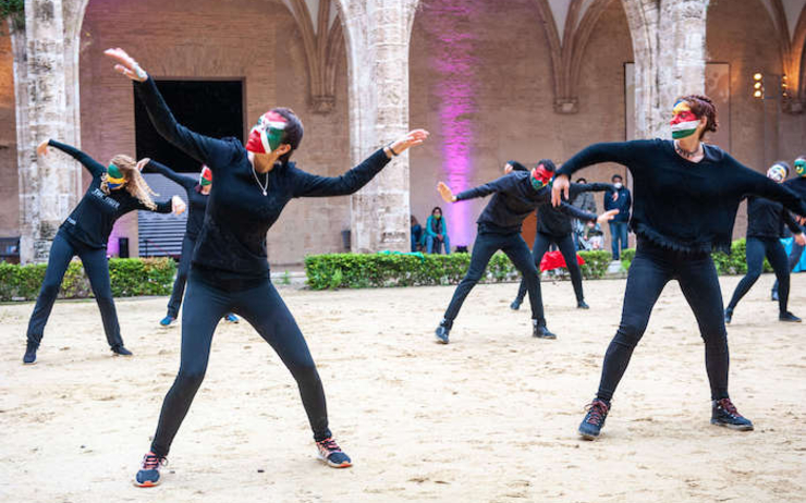 des danseurs en train de danser pour la semaine de la francophonie à valencia
