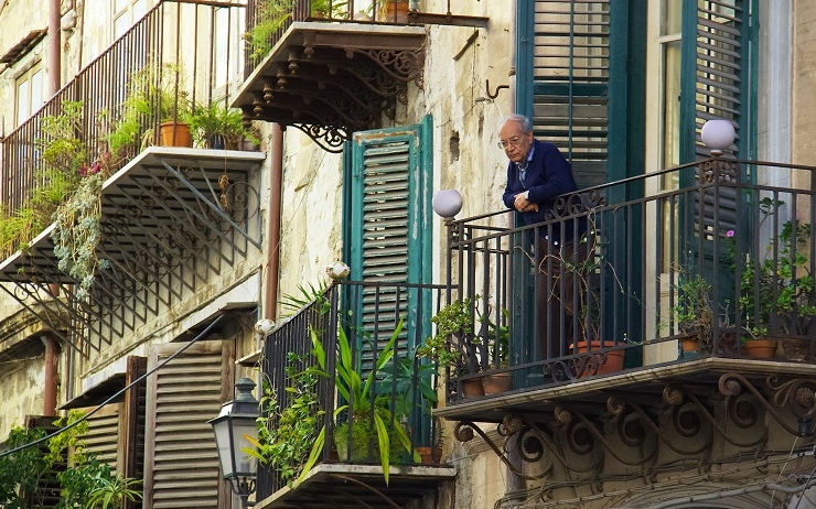 Pensionati francesi indignati che vivono in Italia di fronte alla doppia imposizione