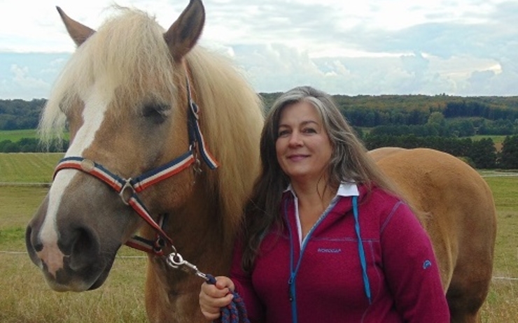 EQUI-LIBRE – Corinne Fauquet soigne les enfants et adolescents grâce à Némo, son cheval de thérapie (Publi-Info)