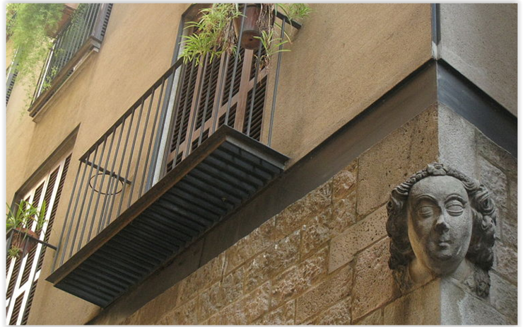sculpture sur une façade d'une maison à barcelone