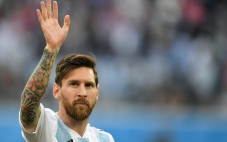 Lone Messi remercie ses supporters après un match de football