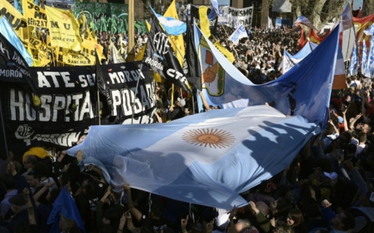manifestations apres l'attentat contre Kirchner