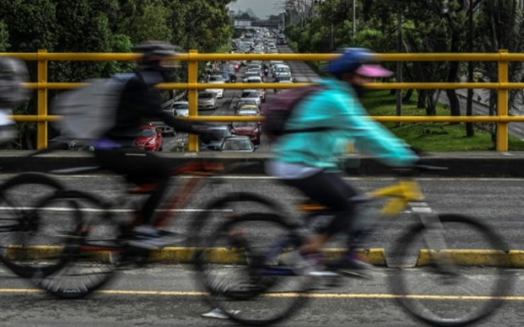 Des personnes font du vélo dans les rues de Bogota