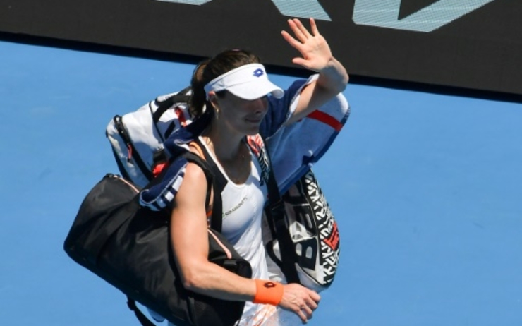 La joueuse de tennis Alizé Cornet salue le cour de l'Open d'Australie en sortant