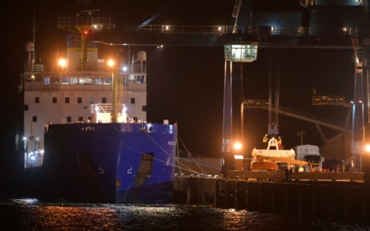 Un quai de Port en Europe avec un chargement en pleine nuit d'un cargo 