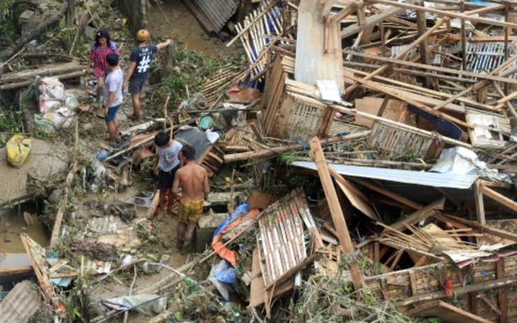 le passage du typhon rai aux Philippines